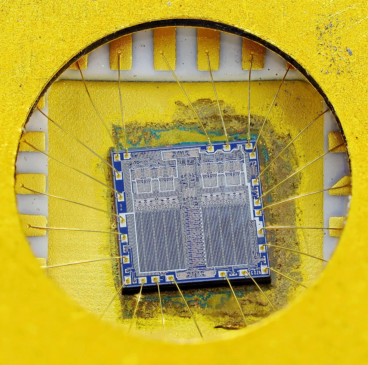 Chip de memória Intel 1702 (1971), visto por dentro