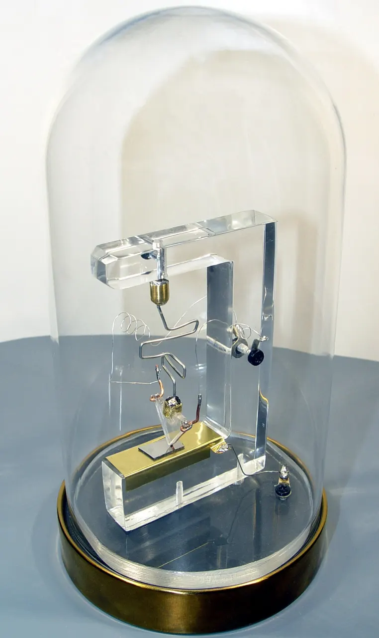 Réplica do primeiro transistor (Bell Labs)